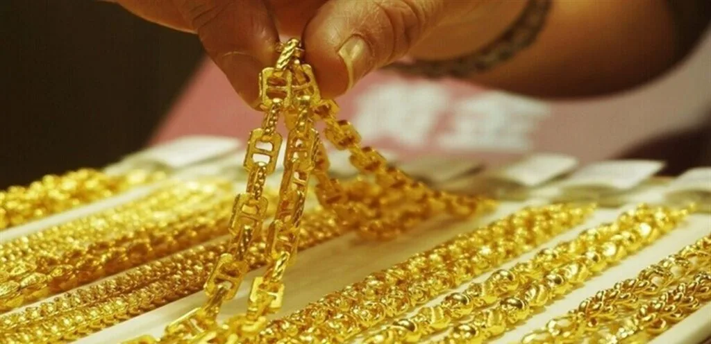 ترامب يشعل التوتر التجاري مجددًا وأسعار الذهب تلامس أعلى مستوى في التاريخ