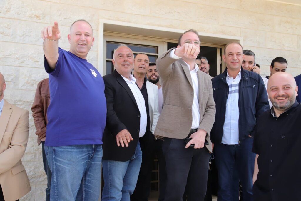 محافظ بعلبك الهرمل يزور رئيس جمعية نحلة بالقلب..