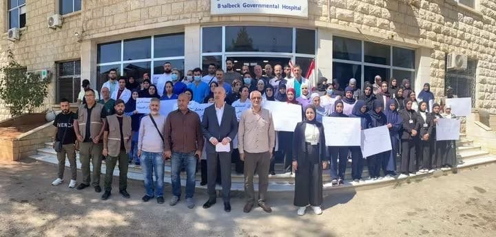 وقفة تضامنية أمام مستشفى بعلبك الحكومي استنكارًا لإحراق مستشفى ميس الجبل