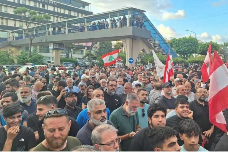 وقفة احتجاجية بالضاحية الجنوبية لبيروت استنكارا لاستمرار منع الرحلات الجوية بين ايران ولبنان